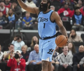 开云体育登录-哈登迎来十二赛季出色发挥，C9观众热烈欢呼！